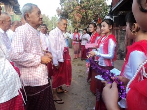 ချောင်းဆုံမြို့နယ်အဆင့် မွန်ဒီမိုကရေစီပါတီ ရုံးဖွင့်ပွဲအခမ်းအနားတွင် နိုင်ငွေသိမ်းအား မြင်တွေ့ရပုံ