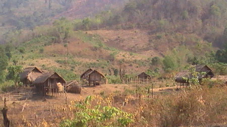 ရှားတောမြို့နယ် တနေရာ၌ တွေ့ရတော့ ရွှေ့ပြောင်းရွာတရွာ (ဓါတ်ပုံ-ကေတီ)