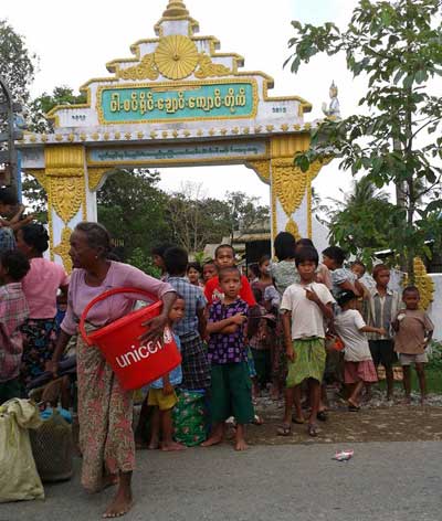 Arakanese-villager-coming-to-Sittwe-Cyclone-Hamasen