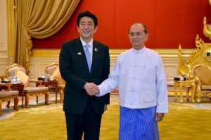 Myanmar's President Thein Sein (R) greets Japan's PM Shinzo Abe in Naypyidaw, on May 26 2013 (Photo - MNA/AFP)