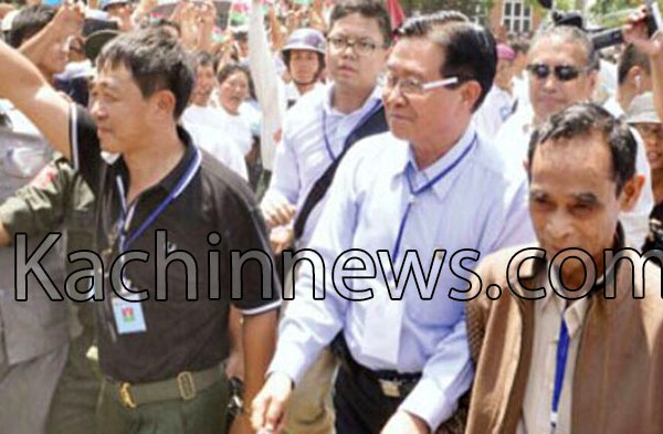 KIO Vice Chief of Staff Sumlut Gun Maw (left), Burmese government's Chief negotiator U Aung Min (middle) and Sumlut Gam of leader of KIO delegation (right).