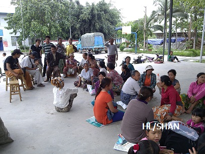 Refugees stranding at a Sino-Burma border