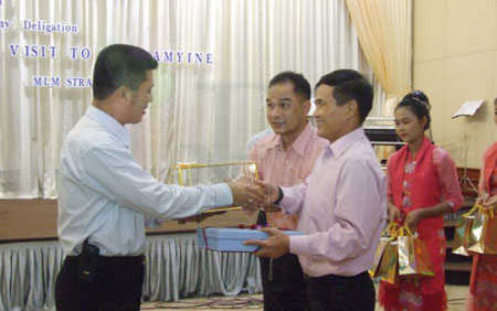 အရှေ့တောင်တိုင်း တိုင်းမှူး ဗိုလ်ချုပ်တင်မောင်ဝင်း နှင့် ထိုင်းအမှတ် (၁) စစ်တိုင်းမှူး အရှေ့တောင်တိုင်း တိုင်းမှူး ဗိုလ်ချုပ်တင်မောင်ဝင်း နှင့် ထိုင်းအမှတ် (၁) စစ်တိုင်းမှူး (ဓါတ်ပုံ ရွှေဟင်္သာ)