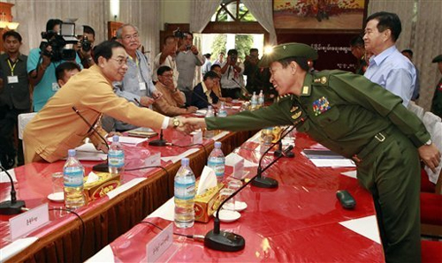 Gen Soe Win, Army Commander in Chief, shaking hands with Lt Gen Yawderk, RCSS/SSA leader, on 19 May 2012 in Kengtung. (Photo: AP)