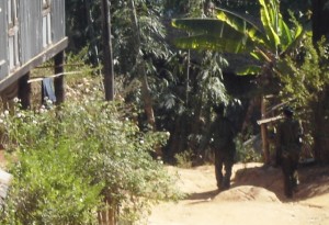 Burma-army-patrolling-in-Karen-village