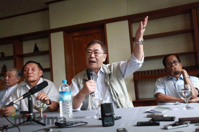  Bo Bo / Mizzima David Tarkabaw of the UNFC speaks at a news conference at the Inya Lake Hotel in Yangon on 24 November 2013. Photo: Bo Bo