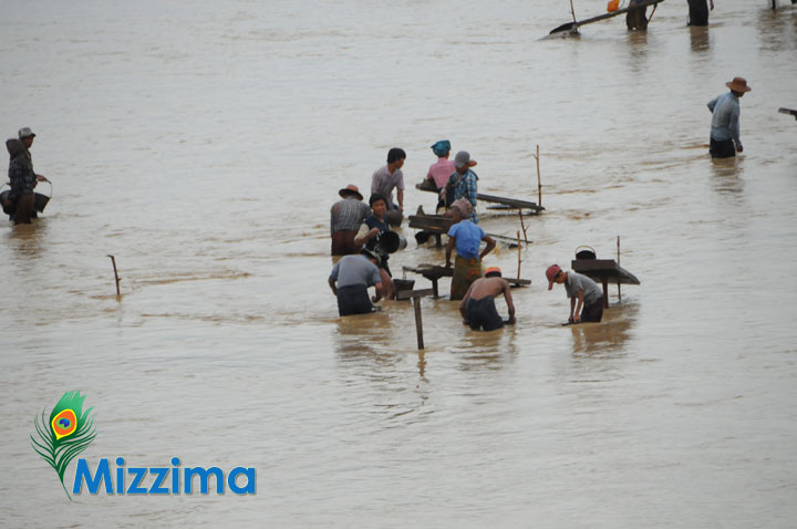 ကချင်ပြည်နယ်အတွင်းရှိ ရွှေတူးဖော်သည့်လုပ်ကွက်တစ်ခုကို တွေ့ရစဉ်။ ငြိမ်းချမ်းရေးမူဝါဒများမချမှတ်နိုင်သေးဘဲ လက်နက်ကိုင် တိုင်းရင်းသားများ ထိန်းချုပ်နယ်မြေအတွင်း စီးပွားရေးလုပ်ငန်းများလုပ်ဆောင်နေခြင်းသည် ယင်းဒေသမှ တိုင်းရင်းသားများ အတွက် နစ်နာမှုများရှိနေသည်ဟု ဆိုသည်။ (ဓာတ်ပုံ - မဇ္စျိမ)