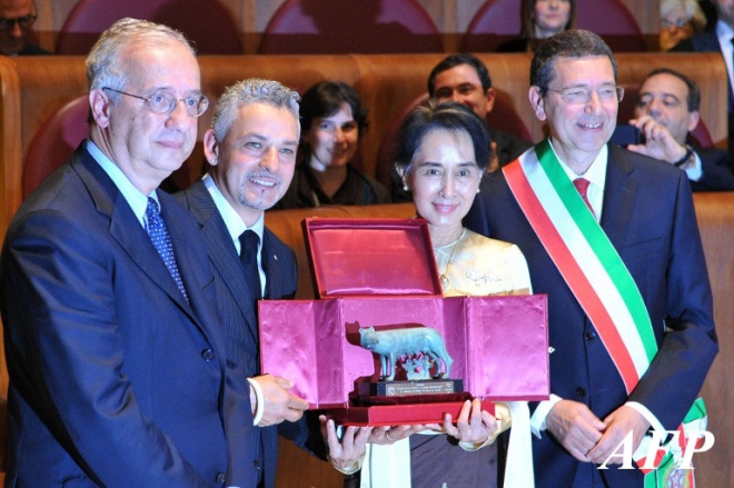 Nobel Peace Laureate and Myanmar opposition leader Aung San Suu Kyi (2ndR) poses with the Mayor of Rome Ignazio Marino (R), former mayor of Rome Walter Veltroni (L) and former football star Roberto Baggio as she receives the honorary citizenship and the "Rome's award for Peace and Humanitarian Action" during a ceremony on October 27, 2013 at the Campidoglio in Rome. AFP PHOTO 