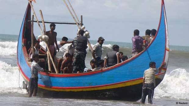 ဘင်္ဂလာဒေချ့်တွင်လည်း လှေစီး တရားမဝင်သွားသူများ မကြာခဏ ဖမ်းဆီးနေ။ ( ဓါတ်ပုံ- Reuters)