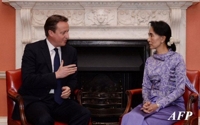 British Prime Minister David Cameron talks with Myanmar opposition leader Aung San Suu Kyi (R) inside 10 Downing Street in central London on October 23, 2013. Myanmar opposition leader Aung San Suu Kyi on Tuesday finally received the EU's Sakharov rights prize she won in 1990 at the height of a brutal military crackdown, but said her work was not yet done. AFP PHOTO