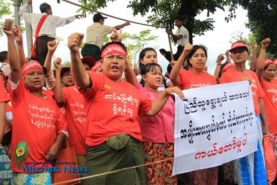  Bo Bo / MizzimaProtesters at Maha Bandoola Park in downtown Yangon demonstrating against the alleged confiscation of ancestral land on October 2, 2013. Photo: Bo Bo / Mizzima