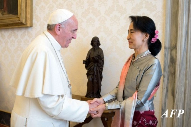 A handout photo taken on October 28, 2013 and provided by the Osservatore Romano shows Nobel Peace Laureate and Myanmar opposition leader Aung San Suu Kyi (R) being welcomed by Pope Francis during a private audience at the Vatican. Pope Francis called for inter-religious dialogue in Myanmar on October 28 at an audience for Nobel Prize winner Aung San Suu Kyi in which the two also discussed her long campaign for democracy. AFP PHOTO