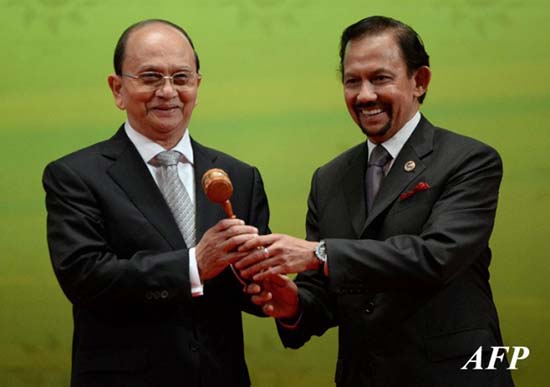 Myanmar President Thein Sein (L) shakes hands with Brunei's Sultan Hassanal Bolkiah during the closing ceremony and handover of the ASEAN Chairmanship to Myanmar as part of the 23rd Summit of the Association of Southeast Asian Nations (ASEAN) in Bandar Seri Begawan on October 10, 2013. AFP PHOTO