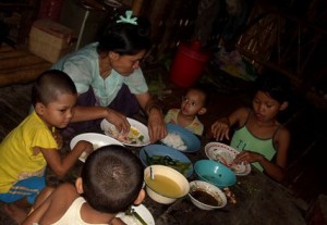 A-refugee-family-having-meal