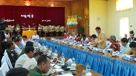 Lt-Col Sai Ngeun taking the floor at the UPWC-Karen/Shan meeting 31 August 2013.(Photo: RCSS/SSA)