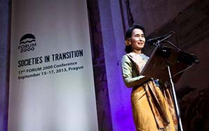 suu-kyi-at-forum-2000-conference-czech-republic