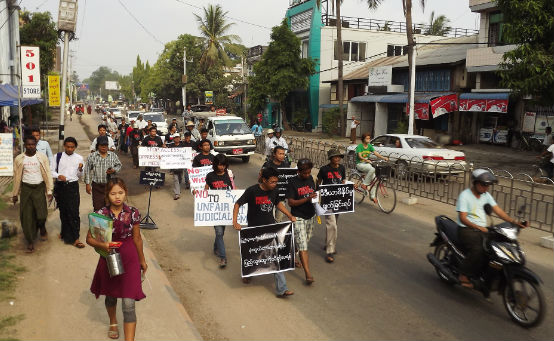 ဖမ်းဆီးခံထားရသော သတင်းသမားများကို ပြန်လည်လွှတ်ပေးရန်နှင့် သတင်းလွတ်လပ်ခွင့်ရရှိရေးအတွက် ပြည်မြို့ခံ သတင်းသမားများသည် ဧပြီလ ၂၅ရက် နံနက် ၈နာရီခွဲက ဆန္ဒထုတ်ဖော်နေသည်ကို တွေ့ရစဉ်။ (ဓာတ်ပုံ- ပြည်သဲမောင် )