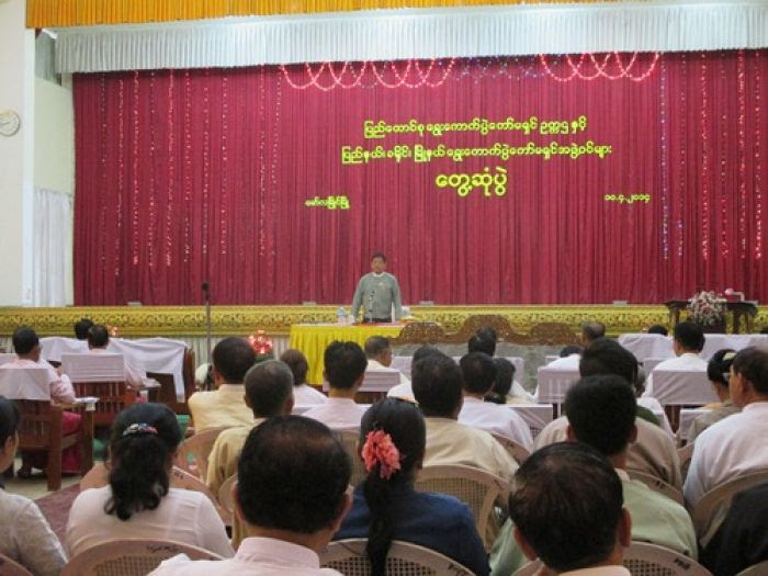 ရွှေးကောက်ပွဲ ကော်မီရှင် ဥက္ကဌ ဦးတင်အေး ရှင်းလင်းတင်ပြစဉ် ရွှေးကောက်ပွဲ ကော်မီရှင် ဥက္ကဌ ဦးတင်အေး ရှင်းလင်းတင်ပြစဉ် ဓါတ်ပုံ ရွှေဟင်္သာ