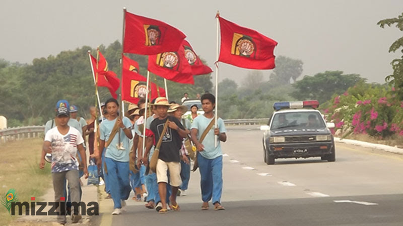 မြစ်ဆုံစီမံကိန်း အပြီးရပ်ဆိုင်းရန်အတွက် ရန်ကုန်မှ မြစ်ဆုံသို့ ချီတက်လမ်းလျှောက်သူများသည် ဧပြီ ၁၉ ရက်နံနက် ၄နာရီခွဲမှစတင်၍ တံတားဦးမြို့မှ ရန်ကုန် မန္တလေးအမြန်လမ်းမအတိုင်း ချီတက်လာရာ မန္တလေးမြို့သို့ နံနက် ၉နာရီ ၁၅ မိနစ်တွင် ရောက်ရှိခဲ့ပြီး မန္တလေးမြို့၌ တစ်ရက်ရပ်နားမည်။ (ဓာတ်ပုံ- အောင်ကိုဦး)