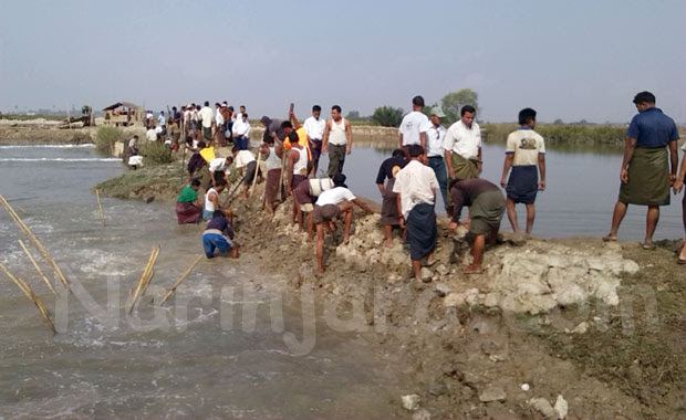 ချောင်းအား မဖေါက်ချမှီ ရပ်ရွာလူကြီးများ စုရုံးနေစဉ် (ဓါတ်ပုံ- နိရဥ္စရာ/ လင်းမြတ်)