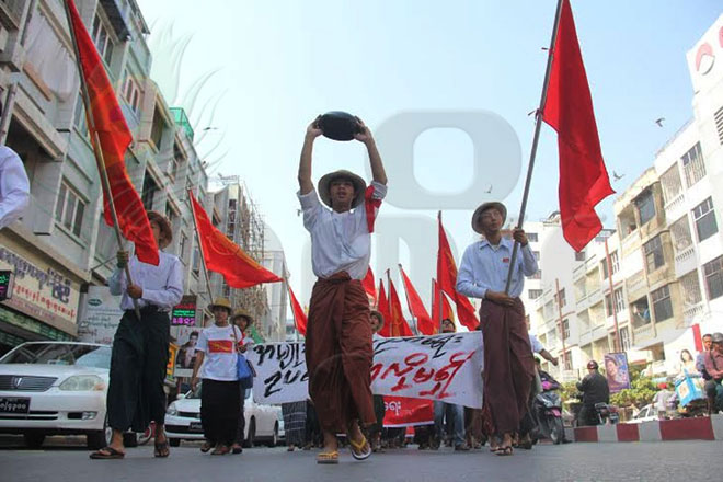 မန္တလေးခရိုင် ကျောင်းသားများ ဦးဆောင်၍ အမျိုးသားပညာရေး ဥပဒေကြမ်းကို ကန့်ကွက်ဆန္ဒပြစဉ်။ (ဓာတ်ပုံ - ဘိုဘို၊ မဇ္ဈိမ)