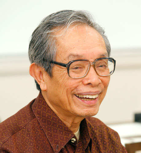 Dr Charnvit Kasetsiri