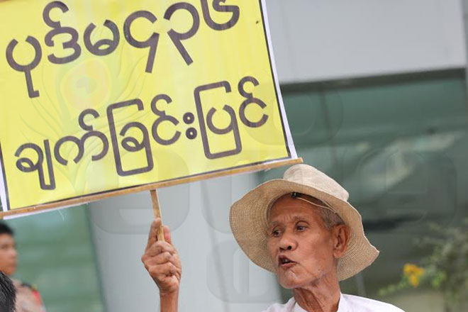 ပီအာစနစ် ကန့်ကွက်ဆန္ဒထုတ်ဖော်ခြင်းကို ရန်ကုန်မြို့ လှည်းတန်းလမ်းဆုံတွင် နိုဝင်ဘာလ ၁၂ ရက် ညနေပိုင်းက တွေ့ရစဉ်။ (ဓာတ်ပုံ - ဟိန်းထက်၊ မဇ္စျိမ) 