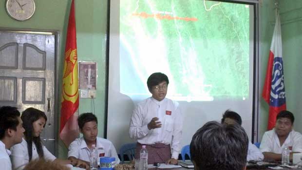 ရခိုင်နယ်စပ်အခြေအနေများနှင့်ပတ်သက်ပြီး ဒီဇင်ဘာလ ၁၃ ရက်နေ့က သတင်းစာရှင်းလင်းပွဲပြုလုပ် နေစဉ်။