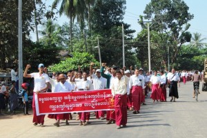 Students Parents in Traditional Mon Outfits March in Kyaikmayaw Town1