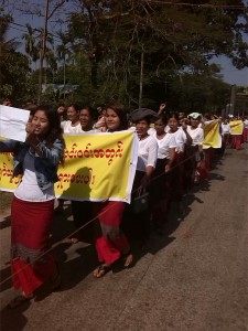 Students Parents in Traditional Mon Outfits March in Kyaikmayaw Town2