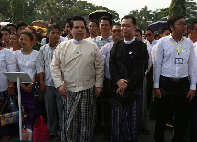 ကျဆုံးတပ်မတော်သားများကို အလေးပြုအခမ်းအနားသို့ တက်ရောက်လာသည့် ဦးအေးနေဝင်း (ဝဲ- တိုက်ပုံအကျႋီဖြူ) ကိုတွေ့ရစဉ်။ (ဓာတ်ပုံ - ဟိန်းထက်၊ မဇ္ဈိမ)