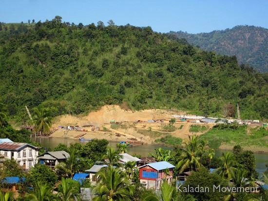 ၂၀၁၄ ခုနှစ်၊ ဇန်နဝါရီလတွင် ကုလားတန်ဆိပ်ကမ်းတည်ဆောက်မှုကို ချင်းပြည်နယ်၊ ပလက်ဝမြို့မှ တွေ့မြင်ရစဉ်။ ဓာတ်ပုံ - Kaladan Movement