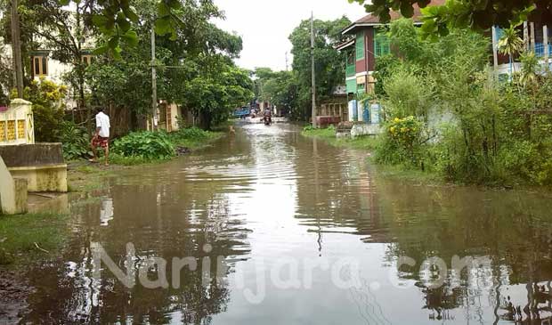 ငပိန်လမ်းတွင် ယနေ့ ရေမြုပ်နေစဉ် ( ဓါတ်ပုံ- နိရဥ္စရာ/ ဖိုးသဲ)