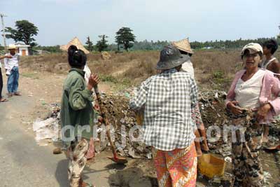 စစ်တွေမြို့ နာဇီရွာရပ်ကွက် စက်ရုံ လမ်းမကြီးကို အမိူက်များဖြင့် ဖါထေး ပြုပြင်နေစဉ် (ဓါတ်ပုံ- နိရဥ္စရာ)