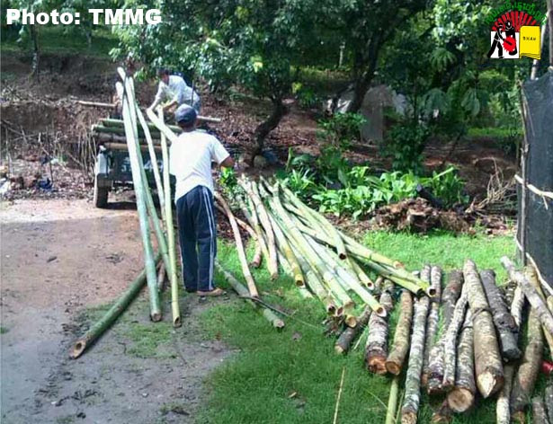 ခလရ ၁၀ စခန်းဆောက်ဖို့ ရွာသားများပို့ပေးရသော သစ်နှင့် ဝါးများ