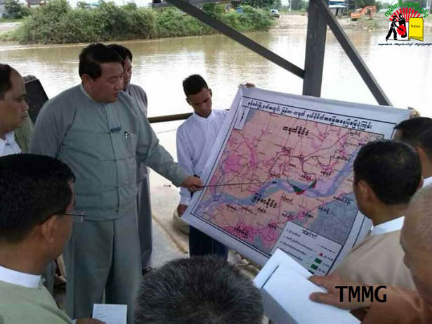 သျှမ်းပြည်နယ်ဝန်ကြီးချုပ်အဖွဲ့အား မြေစာရင်းဌာနမှ တရုတ်-မြန်မာ နယ်နိမိတ် အခြေအနေပြမြေပုံ ပြသနေစဉ်