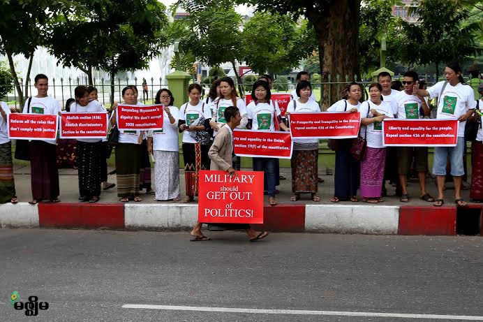 ပုဒ်မ (၄၃၆) ပြင်ဆင်ရေးအတွက် မြန်မာနိုင်ငံ ဧည့်လမ်းညွှန် ၅၀ ကျော်တို့က ဆန္ဒထုတ်ဖော်ခြင်းကို မေလ ၃၁ ရက် နံနက်ပိုင်းက ရန်ကုန်မြို့ ဆူးလေဘုရားလမ်း မဟာဗန္ဓုလ ပန်းခြံရှေ့တွင် ပြုလုပ်နေစဉ်။ (ဓာတ်ပုံ - ဟိန်းထက်၊ မဇ္စျိမ)