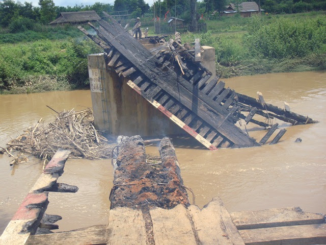 ၂၀၁၁ က မီးရှို့ဖျက်ဆီးခံလိုက်ရသော တာ့ဖါဆောင်တံတား