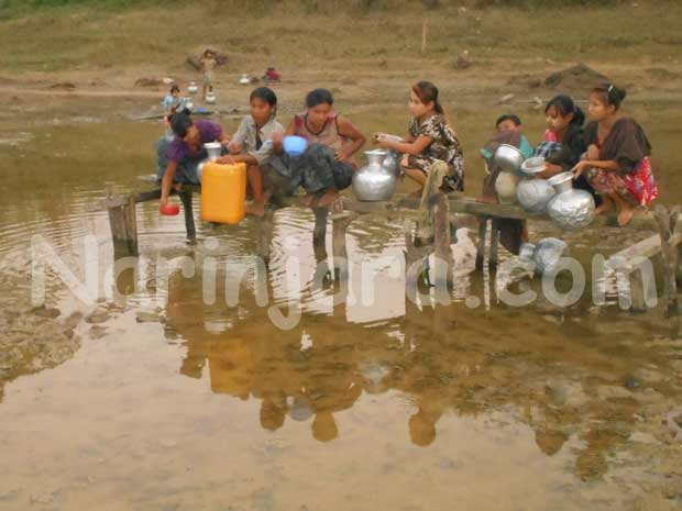 ရမ်းဗြဲတောင်ကျောင်းကန်တွင် ရေလုနေကြရသူများ (ဓါတ်ပုံ- နိရဥ္စရာ)