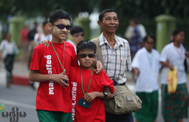 နိုင်ငံတကာ မျက်မမြင်လမ်းလျှောက်တုတ်နေ့ အထိမ်းအမှတ်အဖြစ် (၂၃) ကြိမ်မြောက်ရန်ကုန်မြို့တော်ဝန်ဖလား မျက်မမြင်လမ်းလျှောက်ပြိုင် ပွဲဝင်တစ်ဦးကို အောက်တိုဘာလအတွင်း တွေ့ရစဉ်။ ဓာတ်ပုံ-ငြိမ်သစ်ညီ