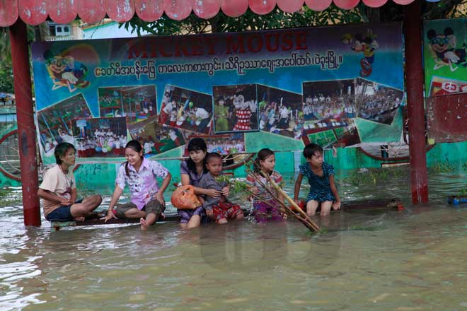 ပဲခူးမြစ်ရေလျှံတက်မှုကြောင့် ပဲခူးမြို့အဝင်ဝရှိ ရေလွှမ်းမိုးနေသည့် ဘတ်ကားမှတ်တိုင်တစ်ခုအား ၂၀၁၄ ခုနှစ် သြဂုတ်လ ၈ ရက်နေ့က တွေ့ရစဉ်။ (ဓာတ်ပုံ - ဟောင်ဆာ (ရာမည)၊ မဇ္ဈိမ)