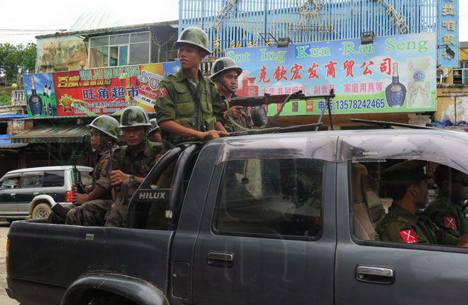 လိုင်ဇာမြို့တွင် လုံခြံုရေးယူထားသည့် ကချင်လွတ်မြောက်ရေး တပ်မတော် (KIA) အား ဩဂုတ်လ ၃ ရက် ၂၀၁၄ ခုနှစ်က တွေ့ရစဉ်။ (ဓာတ်ပုံ - မင်းမင်း၊ မဇ္ဈိမ)