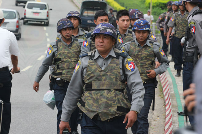 ရန်ကုန်လေဆိပ်အနီး လုံခြံုရေးယူထားသည့် ရဲတပ်ဖွဲ့ဝင်များကို တွေ့ရစဉ်။ (ဓာတ်ပုံ - ဟောင်ဆာ (ရာမည)၊ မဇ္ဈိမ)angon-Air-Port