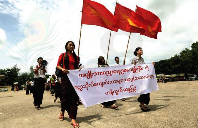 တက္ကသိုလ် ကျောင်းသားများ သမဂ္ဂက ဒဂုံတက္ကသိုလ် ကျောင်းဝင်းအတွင်း စီတန်းလှည့်လည်၍ အမျိုးသား ပညာရေး ဥပဒေမူကြမ်းကို ကန့်ကွက်ဆန္ဒပြပွဲ ပြုလုပ်စဉ်။ (ဓာတ်ပုံ - ငြိမ်သစ်ညီ၊ မဇ္ဈိမ)