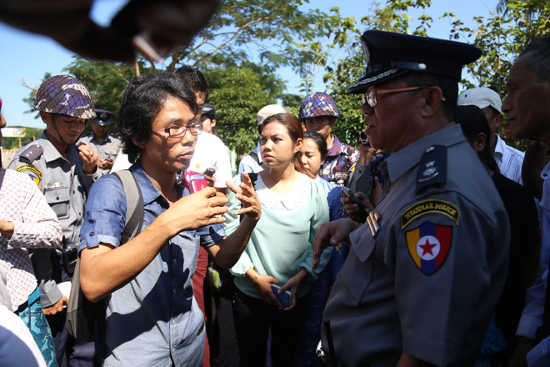  ဖွဲ့စည်းပုံအခြေခံဥပဒေ အလုံးစုံမှန်ကန်စွာပြင်ဆင်နိုင်ရေး၊ ပြည်သူ့လက်မှတ် ၅ သန်းအရေး ထားဆောင်ရွက်ရန် တောင်းဆိုမှုနှင့် PRစနစ်ကန့် ကွက်ဆန့်ကျင်သည့် အနေဖြင့် ၂၀၁၄ ခုနှစ် နိုဝင်ဘာ ၁၃ ရက် နံနက်ပိုင်းက မြို့နယ်အသီးသီးမှတက်ကြွလှုပ်ရှားသူများမှထိုင်သပိတ်ပြုလုပ်မည် ကို ရဲများက လာရောက်တားမြစ်စဉ်။ (ဓာတ်ပုံ - ငြိမ်သစ်ညီ၊မဇ္စျိမ)