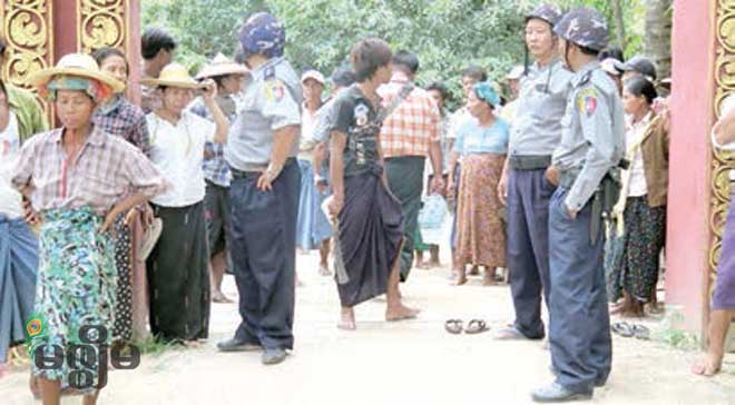  ညောင်ဝန်းကျေးရွာတွင် တောင်သူများ ထွန်တုံးတိုက်ပွဲဝင်မှုကြောင့် ရဲနှင့်ဒေသခံတို့ ပဋိပက္ခဖြစ်ပွားမှုအပြီး တွေ့ရစဉ်။ 