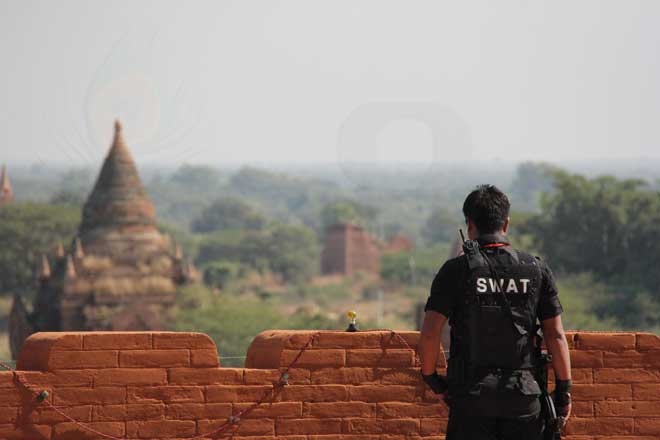 ၂၀၁၄ ခုနှစ်၊ ဇန်နဝါရီလ ၁၆ ရက်က ညောင်ဦးမြို့၊ ပုဂံတွင် ပြုလုပ်သည့် အာဆီယံစီးပွားရေးဆိုင်ရာ အခမ်းအနားတစ်ခုတွင် လုံခြံုရေးယူထားသည့် မြန်မာနိုင်ငံရဲတပ်ဖွဲ့ဝင် တစ်ဦးကို တွေ့ရစဉ်။ (ဓာတ်ပုံ - ငြိမ်သစ်ညီ၊ မဇ္ဈိမ)