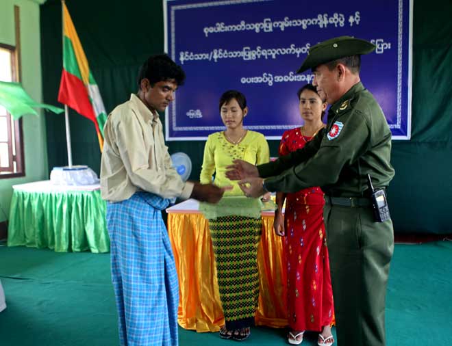 Bangali-people-received-citizenship-in-Rakhine-State2