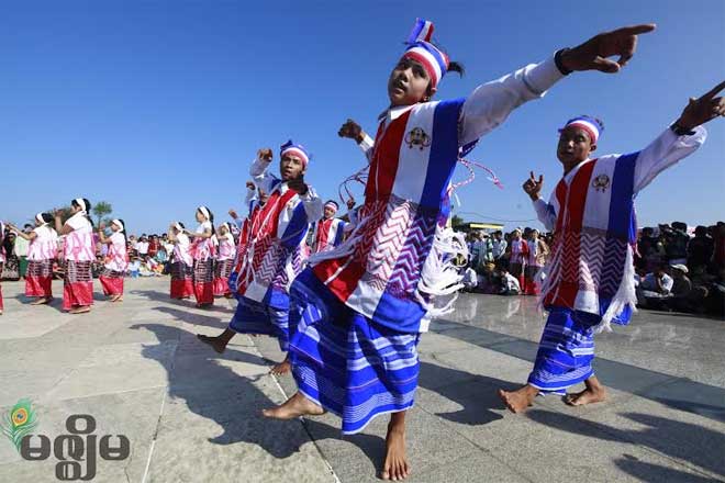 အောက်တိုဘာလ ၈ ရက်တွင် ကျရောက်သည့် သီတင်းကျွတ်လပြည့်နေ့တွင် မွန်ပြည်နယ် ကျိုက်ထိုမြို့ရှိ ကျိုက်ထီးရိုးရင်ပြင်တော်တွင် ကရင်ရိုးရာ အကဖြင့် ကပြဖျော်ဖြေနေသည့် ကရင်ဒုံးယိမ်း အကအဖွဲ့များအား တွေ့ရစဉ်။