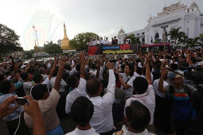 စစ်တပ်၏ ပစ်ခတ်ဖမ်းဆီးမှုကြောင့် ကိုပါကြီးသေဆုံးခဲ့မှုအပေါ် အမှုမှန်ဖော်ထုတ်ပေးရန် ၈၈မျိုးဆက်  ကျောင်းသားခေါင်းဆောင်များ အပါအဝင် အဖွဲ့အစည်း ၄၀ ကျော်မှ ရန်ကုန်မြို့လယ်ရှိ မြို့တော်ခန်းမရှေ့တွင် ဆန္ဒထုတ်ဖော်နေသည်ကို အောက်တိုဘာ ၂၆ ရက်က တွေ့ရစဉ်။ 